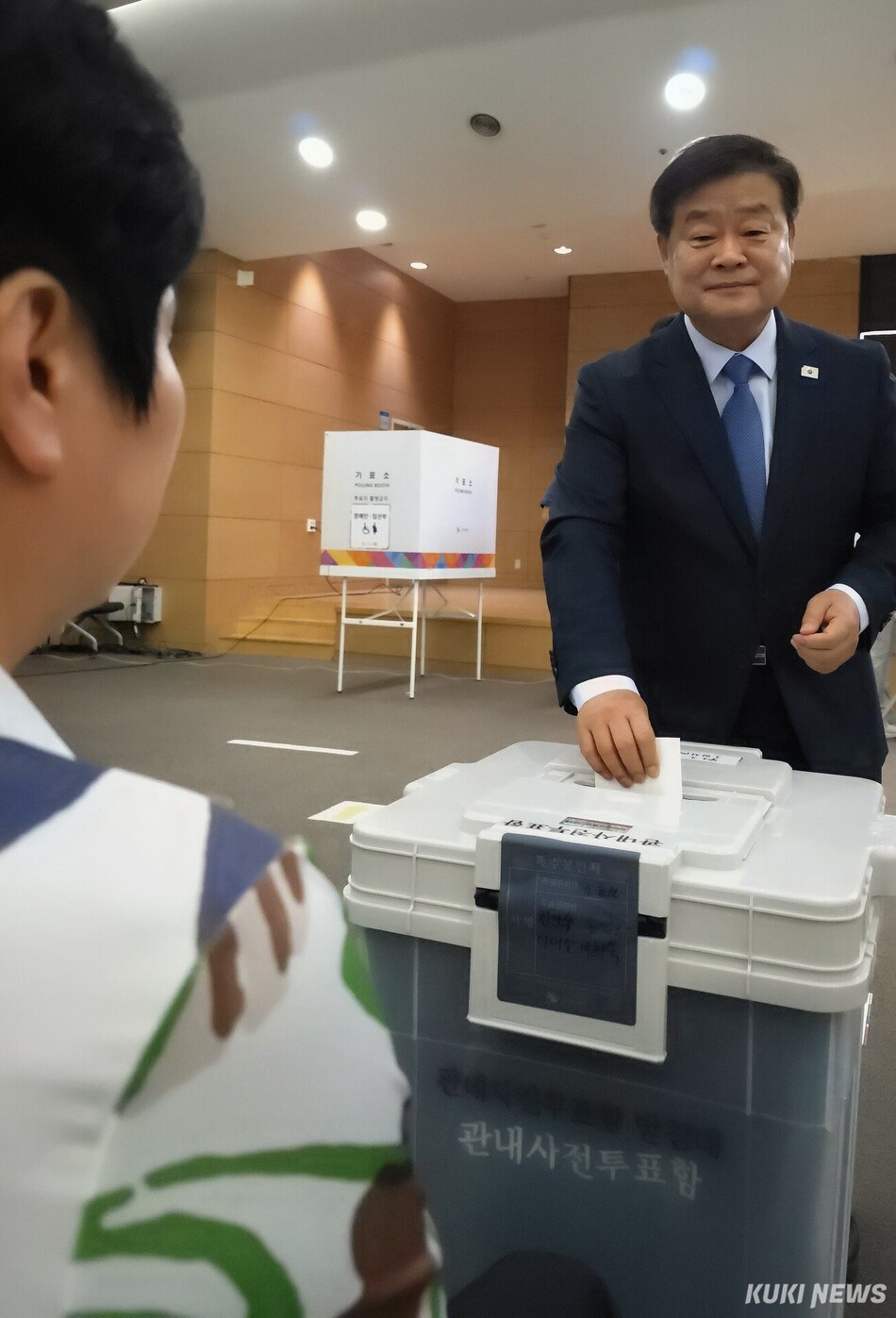 이병도 충남교육감 후보는 사전투표 첫날인 29일 천안시청 투표소를 찾아 사전투표를 하고 있다. 이병도 캠프