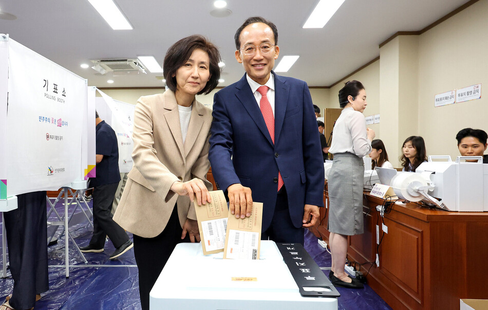국민의힘 추경호 대구시장 후보가 사전투표 첫날인 29일 배우자 김희경씨와 대구 수성구의회에 차려진 범어1동 사전투표소를 찾아 투표하고 있다. 출처=연합뉴스
