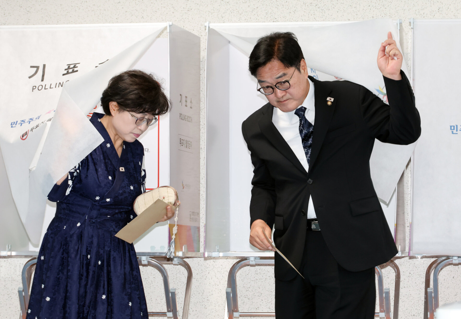 우원식 국회의장과 부인 신경혜 여사가 29일 서울 용산구 한남동 주민센터에 마련된 제9회 전국동시지방선거 사전투표소에서 투표하고 있다.