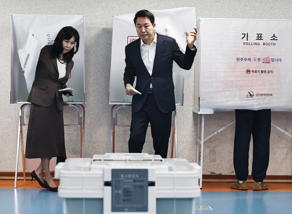 <YONHAP PHOTO-3344> 투표하는 오세훈 서울시장 후보
    (서울=연합뉴스) 한종찬 기자 = 제9회 전국동시지방선거 사전투표일인 29일 서울 용산구 한남동 주민센터에 마련된 사전투표소에서 국민의힘 오세훈 서울시장 후보와 송현옥 여사가 투표하고 있다. 2026.5.29 [공동취재]
    saba@yna.co.kr/2026-05-29 08:25:32/
<저작권자 ⓒ 1980-2026 ㈜연합뉴스. 무단 전재 재배포 금지, AI 학습 및 활용 금지>