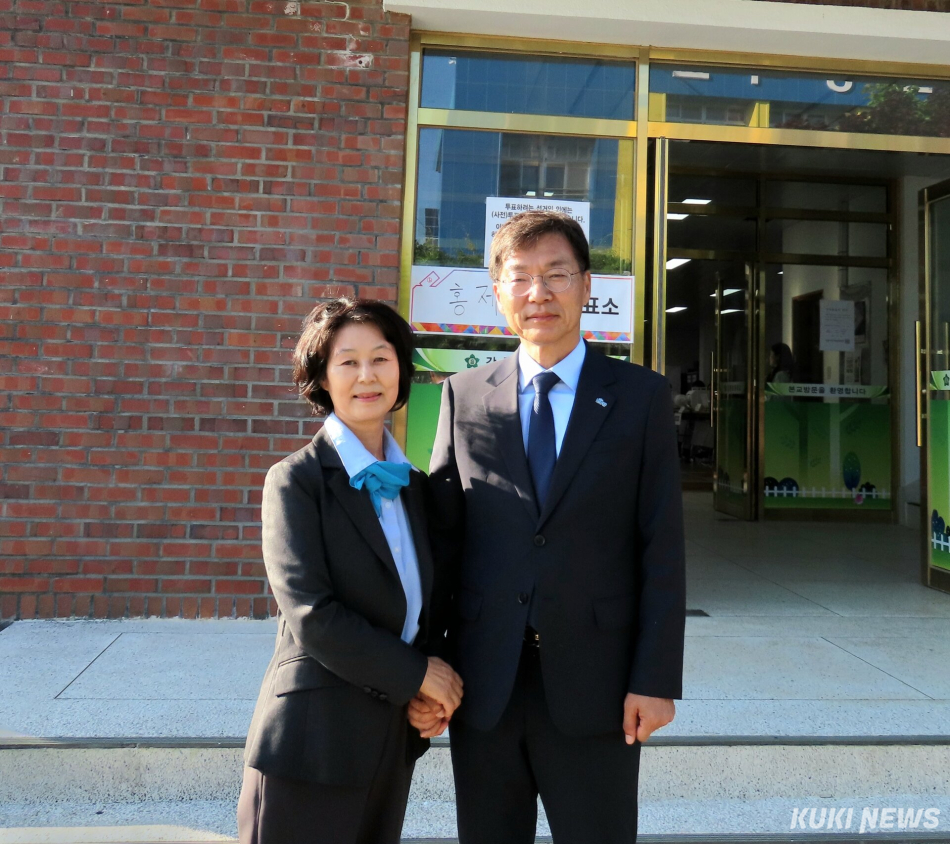김중남 더불어민주당 강릉시장 후보와 부인 이순덕 여사가 29일 오전 7시 토성로 103 강릉초등학교에 마련된 홍제동투표소에서 사전투표를 실시한후 투표장 입구에서 기념촬영을 하고 있다. 전인수 기자