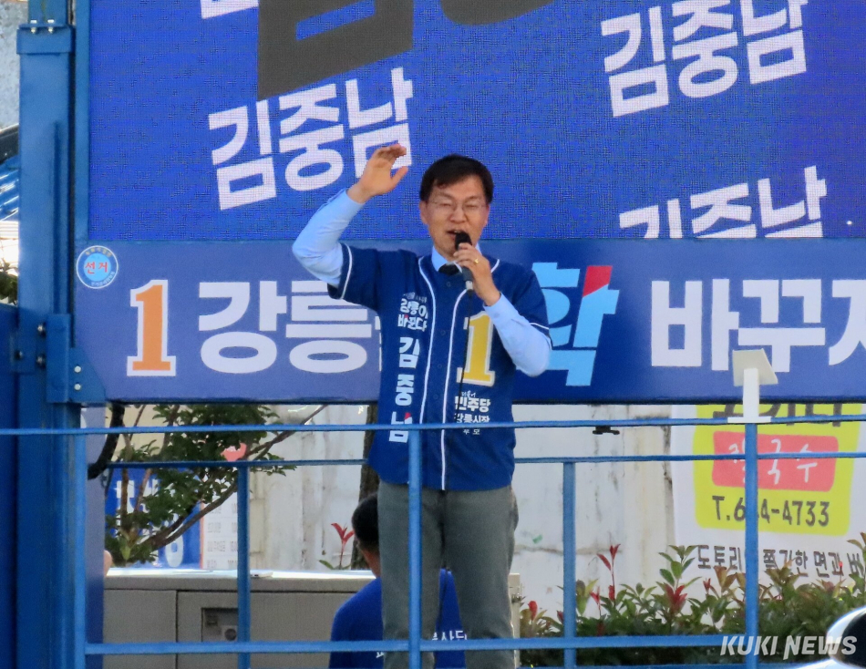 사전투표 첫 날 아침 일찍 투표를 마친 김중남 민주당 강릉시장 후보가 29일 7시 30분쯤 옥천동오거리 회전교차로에서 아침 유세를 펼치며 지지를 호소하고 있다. 전인수 기자