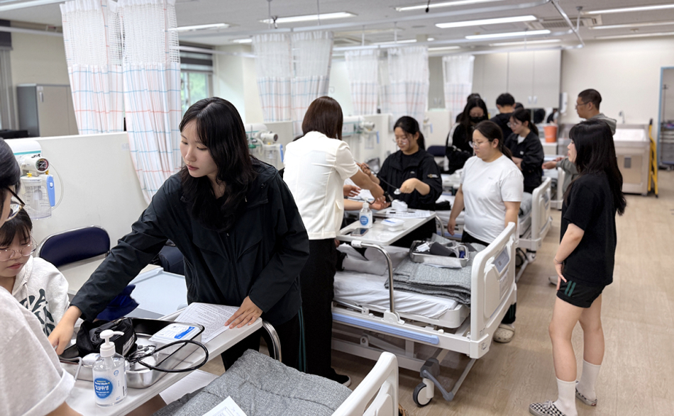 김해삼방고교 학생들이 인제대학교에서 보건의료 실습을 하고 있다. 인제대 제공