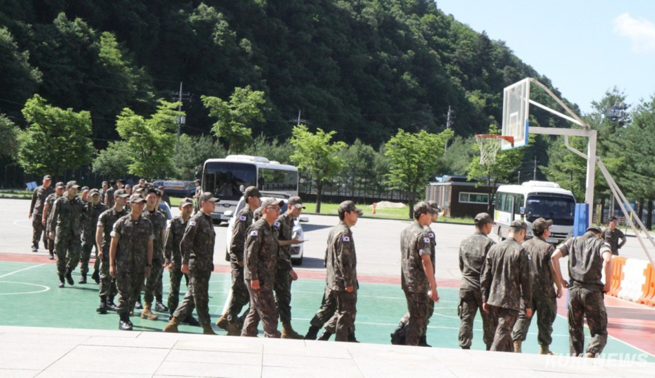 제9회 전국동시지방선거 사전투표 첫날인 29일 오전 군장병들이 소중한 주권을 행사하기 위해 강원 화천청소년수련관에 마련된 사전투표소를 찾고 있다.