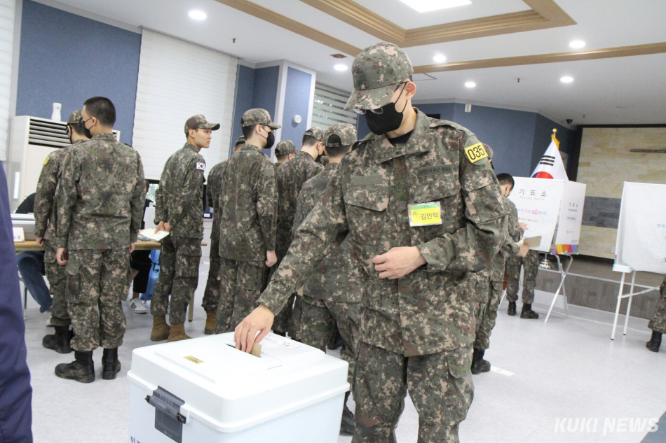 제9회 전국동시지방선거 사전투표 첫날인 29일 오전 강원 화천여성회관에 마련된 사전투표에서 장병들이 소중한 주권을 행사하고 있다.