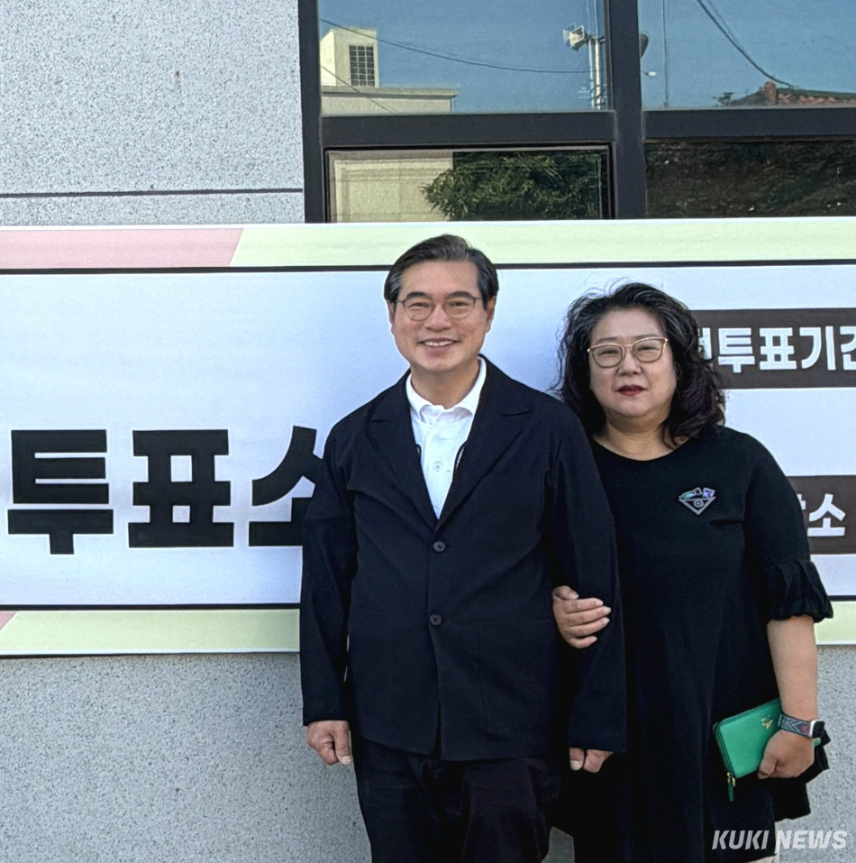 김동기 무소속 강릉시장 후보와 부인 서지원 여사가 29일 오전 7시 구정중앙로 238 여찬1리마을회관에 마련된 구정면사전투표소를 방문해 사전투표를 마친 후 투표소 입구에서 기념촬영을 하고 있다. 김동기 후보 캠프 제공