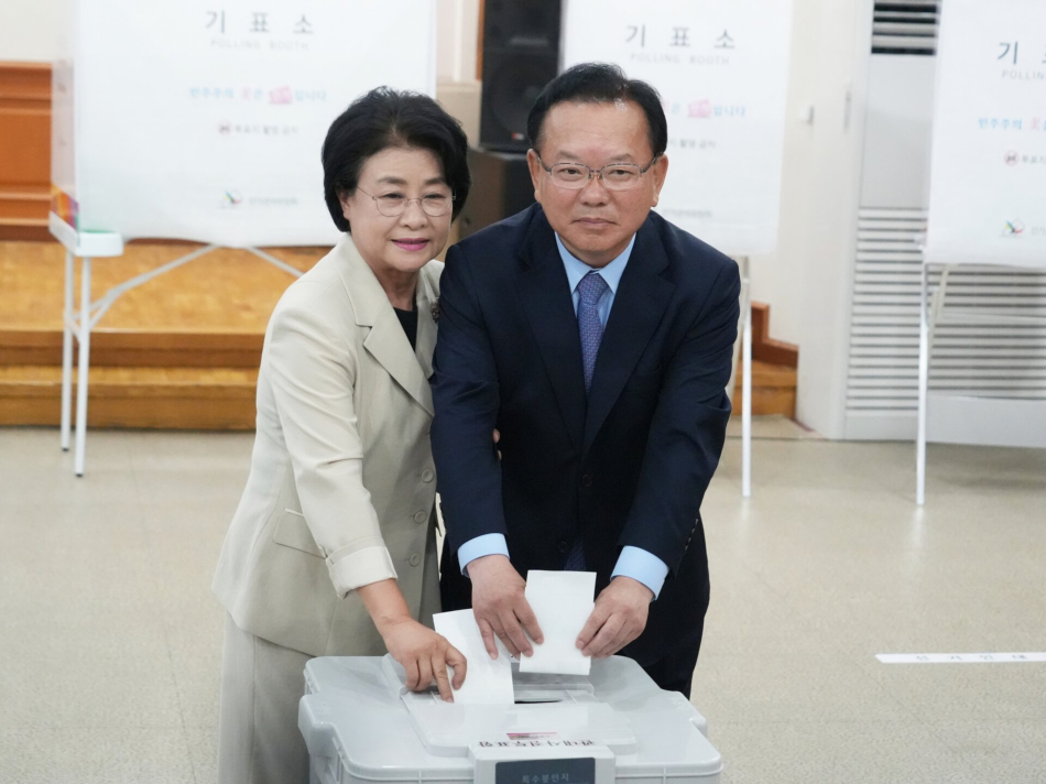 김부겸 후보가 29일 대구 수성구 고산2동행정복지센터 투표소에서 사전투표를 하고 있다. 김부겸 후보 제공