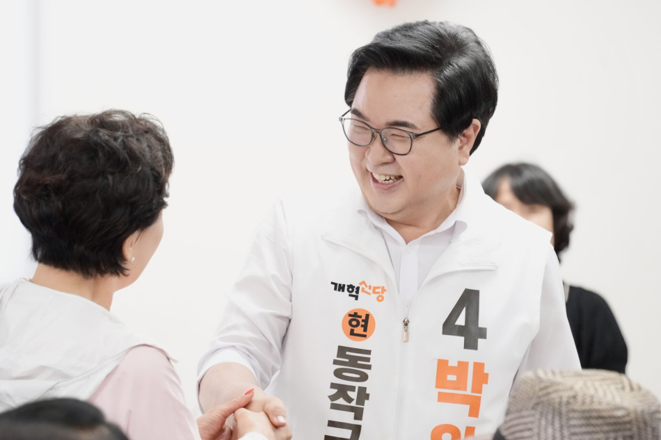 박일하 개혁신당 동작구청장 후보가 주민과 인사를 나누고 있다. 박일하 캠프 제공
