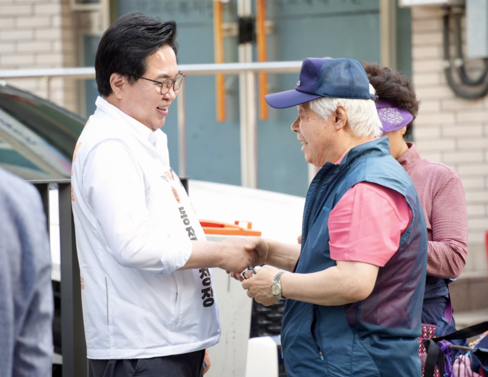 박일하 개혁신당 동작구청장 후보가 주민과 악수하고 있다. 박일하 캠프 제공