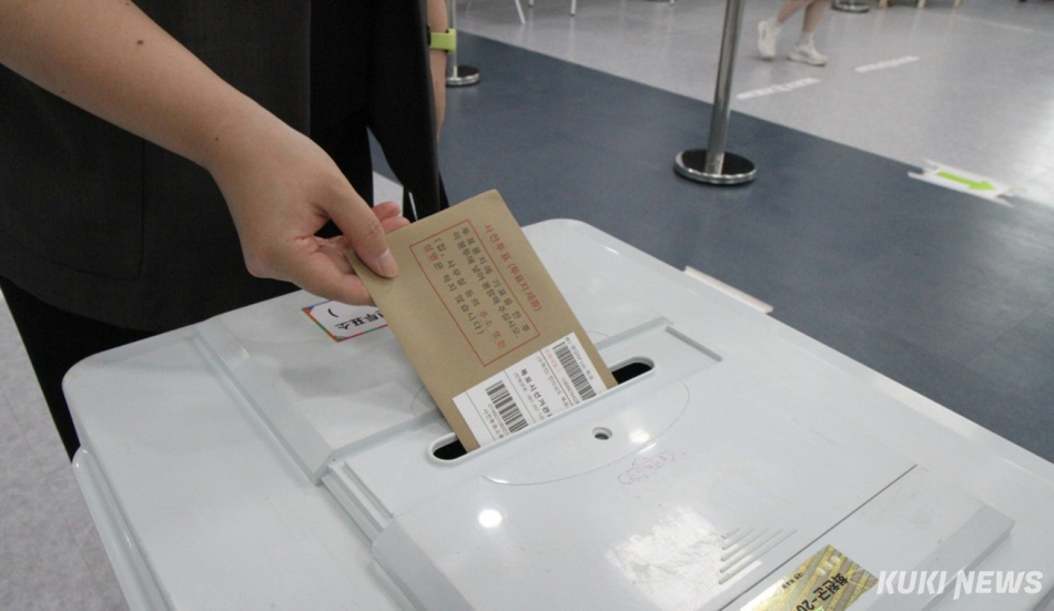 제9회 전국동시지방선거 사전투표 첫날인 29일 오전 강원 화천청소년수련관에 마련된 화천읍사전투표에서 한 유권자가 소중한 주권을 행사하고 있다.