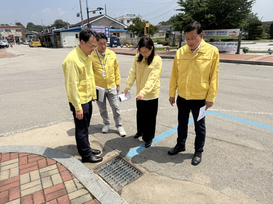 김호은 전북환경청장이 29일 부안군 줄포면 집중강우 중점관리구역을 찾아 하수도시설 관리를 현장점검하고 있다.