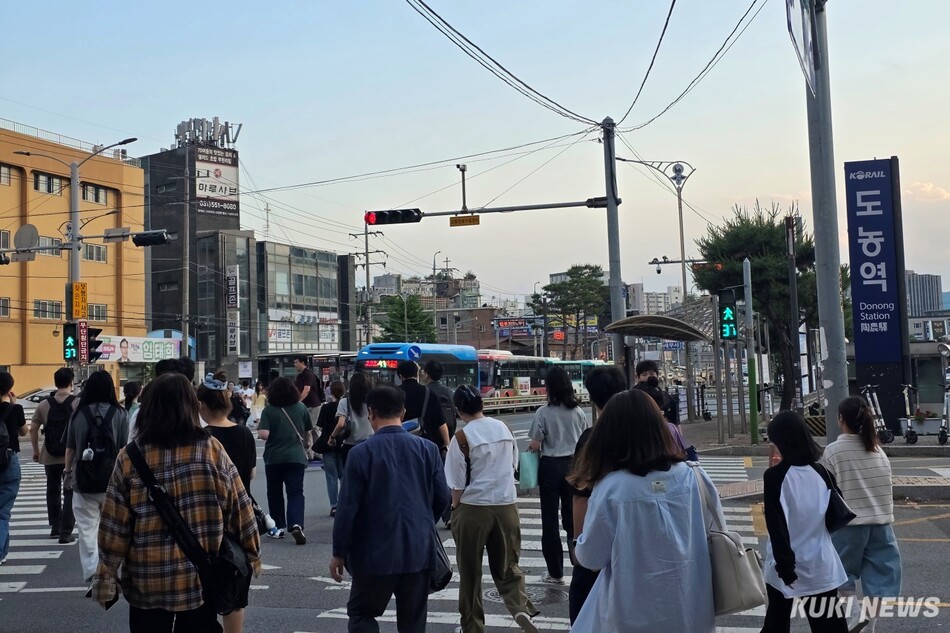 시민들이 28일 경기 남양주시 다산동 도농역 앞에서 시민들이 교차로를 건너고 있다. 김건주 기자