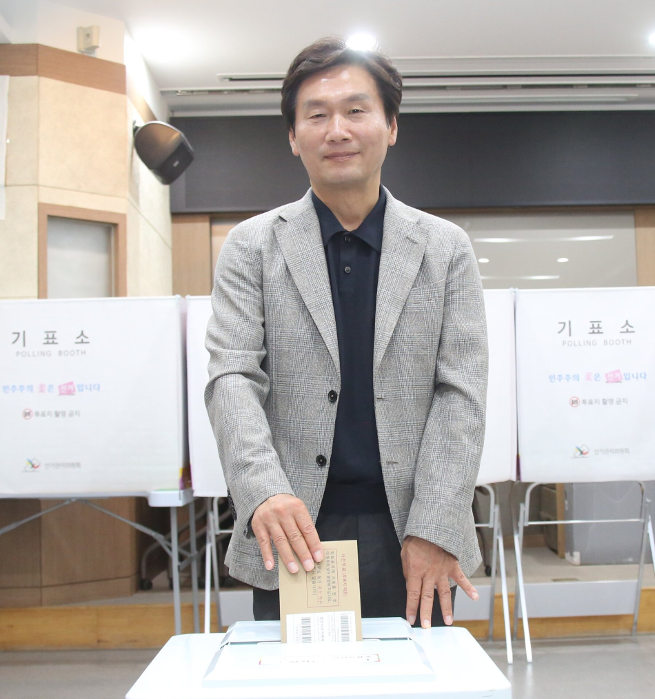 조현일 국민의힘 경산시장 후보가 29일 경산시청 사전투표소에서 투표하고 있다. 조현일 후보 제공