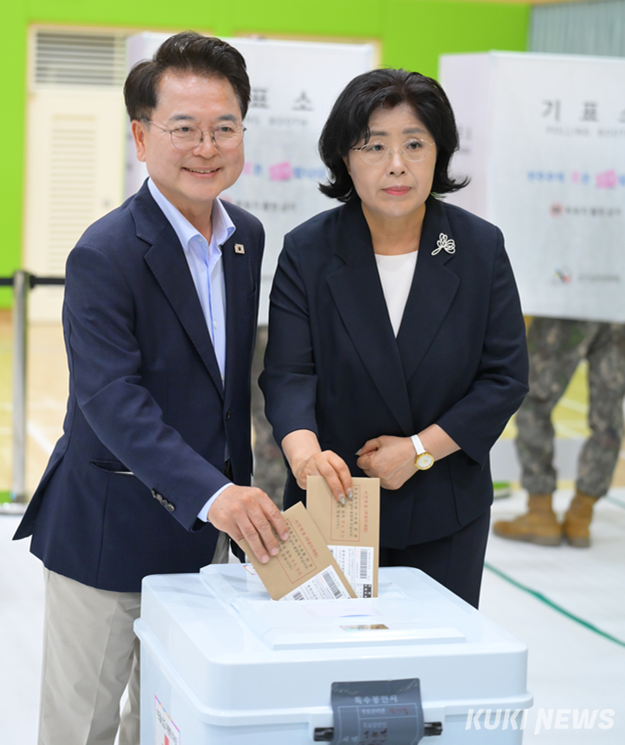 29일 춘천 가산초등학교에서 사전투표를 하는 육동한 춘천시장 후보와 아내 윤일숙 씨.