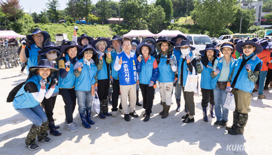 육동한 춘천시장 후보가 의암호 가시박 뽑기 행사 참여자들과 기념사진을 찍고 있다.