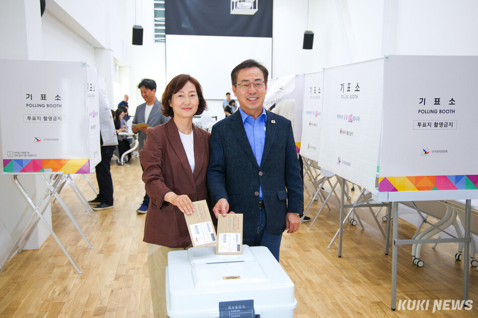 29일 춘천 퇴계동 행정복지센터에서 사전투표하는 강삼영 강원도교육감 후보와 배우자 양호숙 씨.