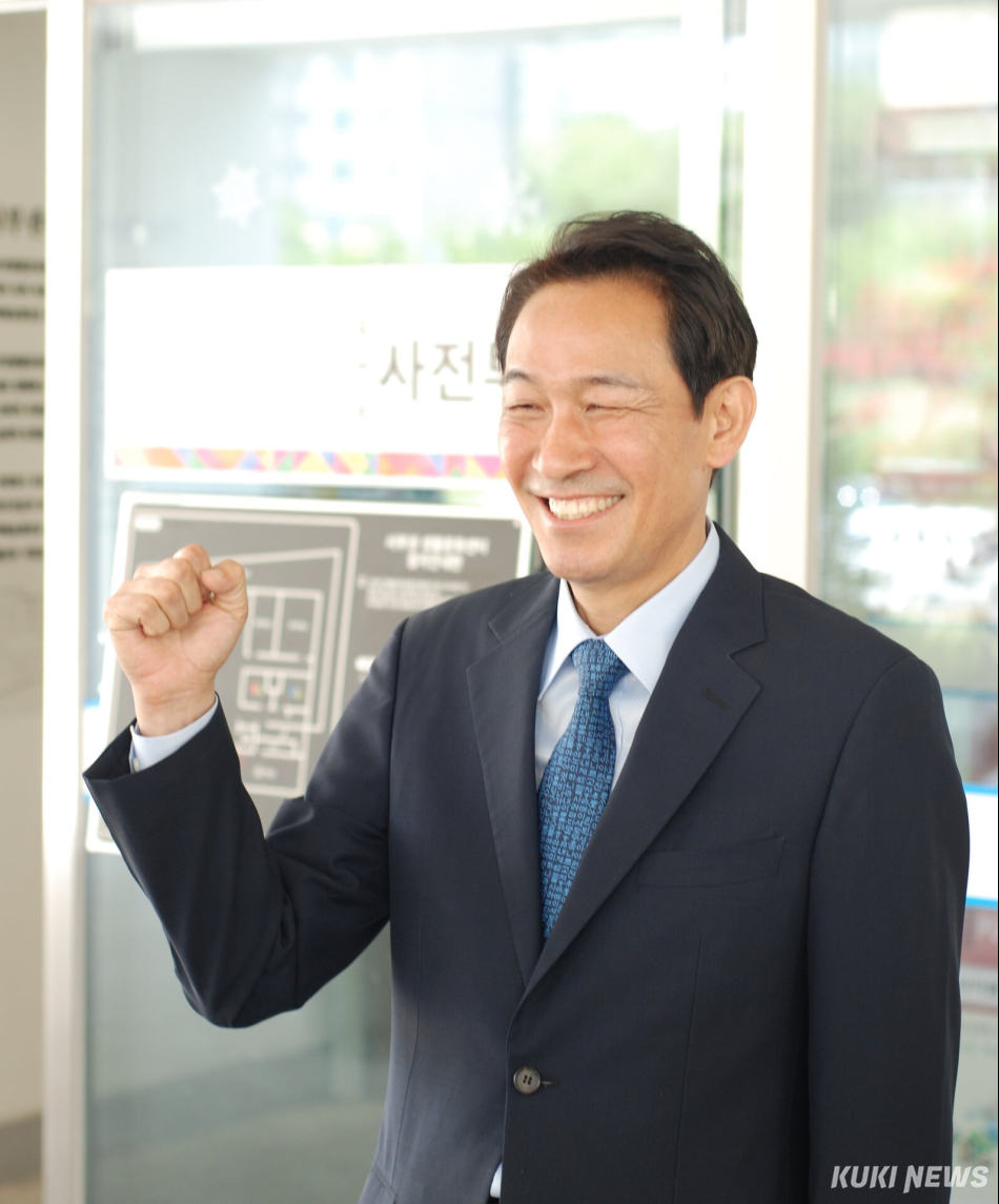 29일 사전투표 후 승리를 다짐하는 더불어민주당 우상호 강원특별자치도지사 후보. 윤수용 기자