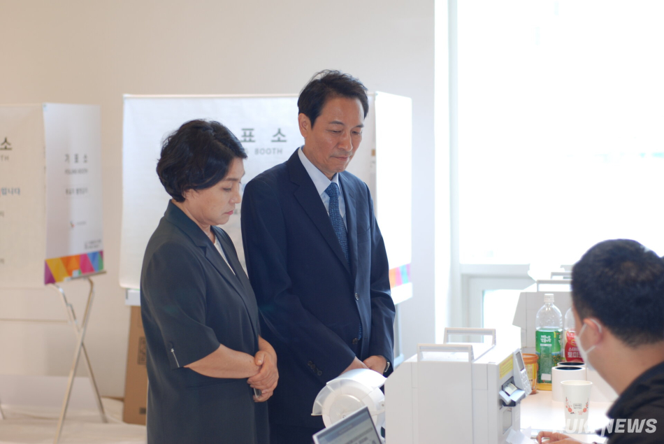 29일 원주서 사전투표에 나선 더불어민주당 우상호 강원특별자치도지사 후보 가족. 윤수용 기자