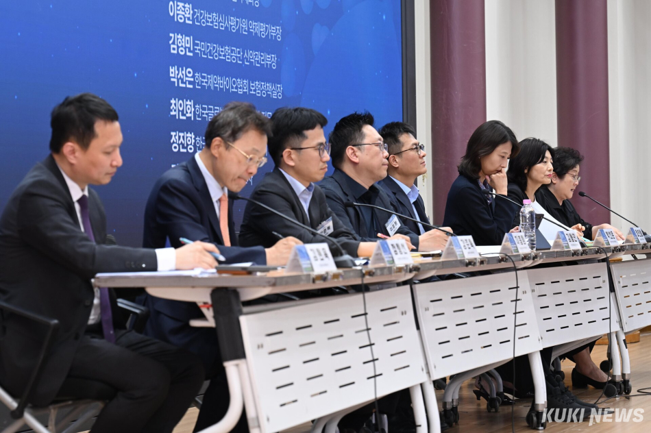 ‘2026 쿠키뉴스 건강포럼’ 토론회가 29일 오후 2시 국회의원회관 제1소회의실에서 ‘신약 접근성 확대와 제약 혁신의 균형’을 주제로 진행되고 있다.