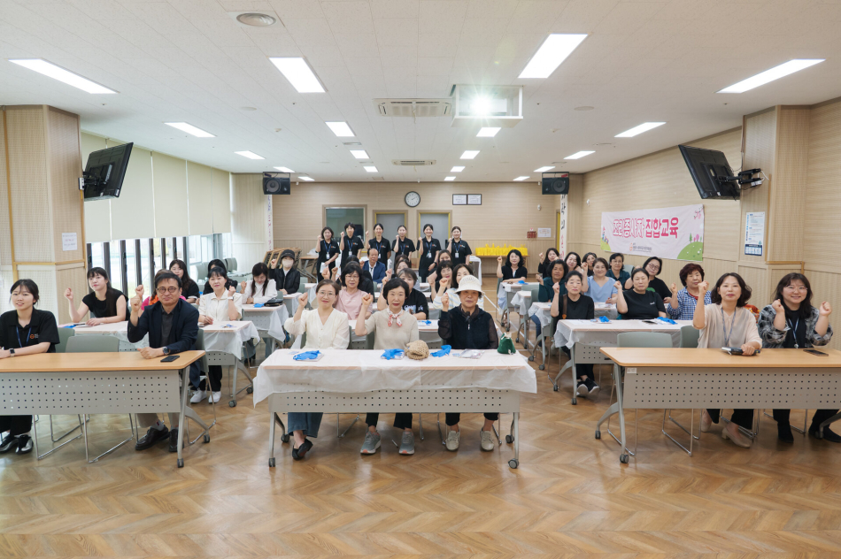 경북과학대가 운영하는 칠곡군 어린이·사회복지급식관리지원센터 집합교육에 참가한 조리원들이 교육을 마친 뒤 기념촬영을 하고 있다. 경북과학대 제공
