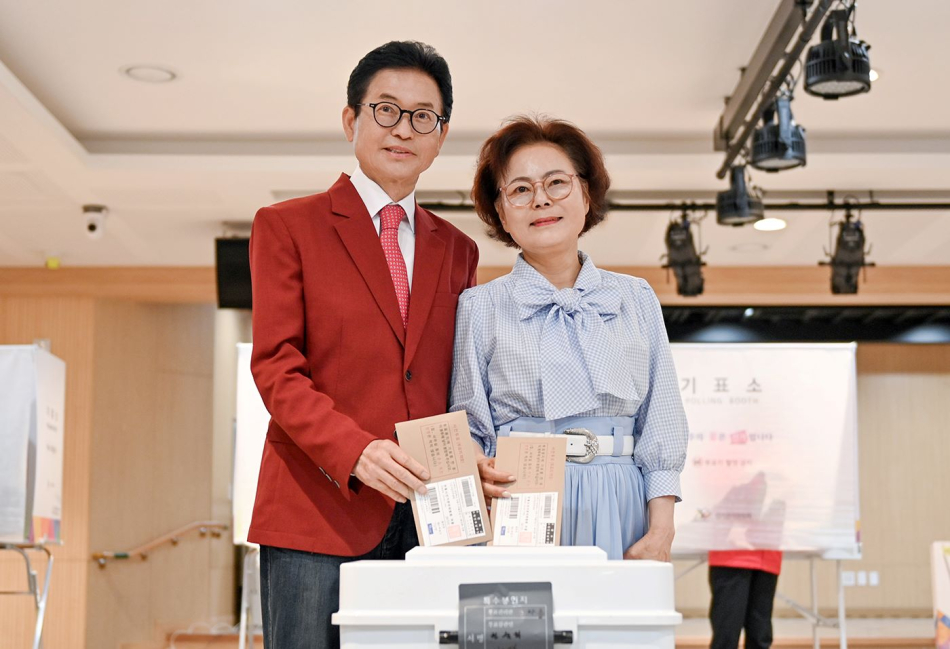 국민의힘 이철우 경북도지사 후보가 사전투표 첫날인 29일 부인 김재덕 여사와 함께 소중한 한 표를 행사하고 있다. 이 후보 캠프 제공