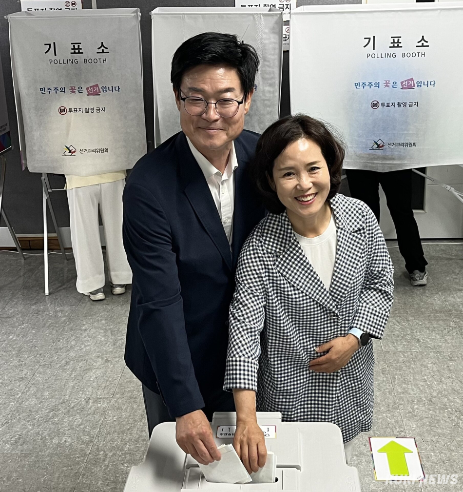 더불어민주당 구자열 원주시장 후보가 29일 배우자와 함께 강원 원주시 댄싱공연장 1층 사전투표소를 찾아 투표했다. 윤수용 기자
