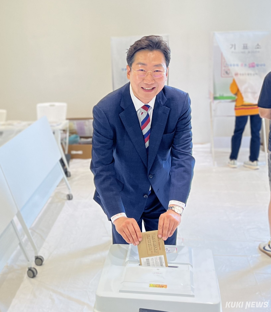 국민의힘 원강수 원주시장 후보가 29일 강원 원주 기업도시 서부권 생활문화센터 내 사전투표소에서 소중한 한 표를 행사하고 있다. 윤수용 기자