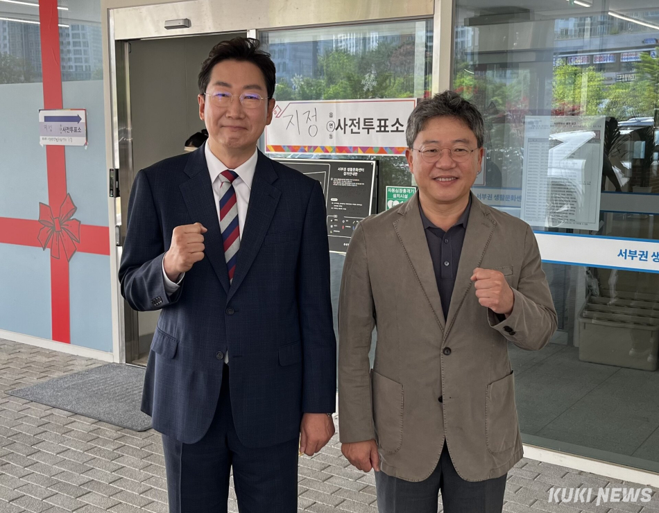 국민의힘 원강수 원주시장 후보와 박정하(원주갑) 국회의원이 29일 원주 기업도시 서부권 생활문화센터 내 사전투표소에서 승리를 다짐하고 있다. 윤수용 기자