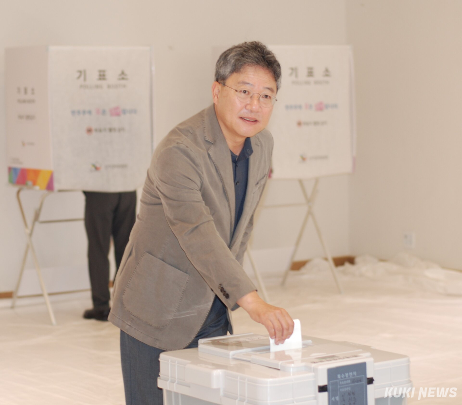 국민의힘 박정하(원주갑) 국회의원이 29일 강원 원주 기업도시 서부권 생활문화센터 내 사전투표소를 찾아 원강수 원주시장 후보를 응원했다. 윤수용 기자