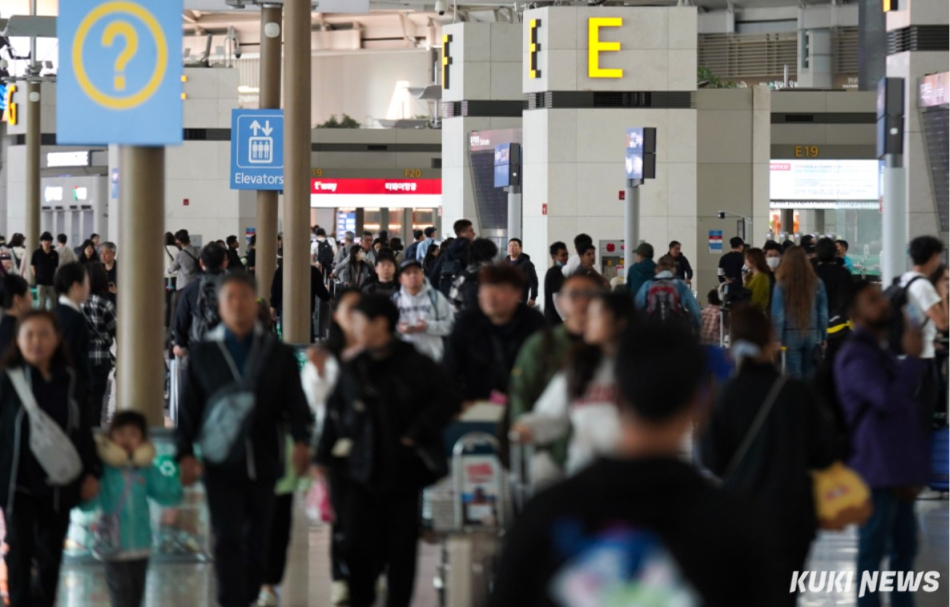 인천국제공항 제1여객터미널에서 승객들이 이동하고 있다.