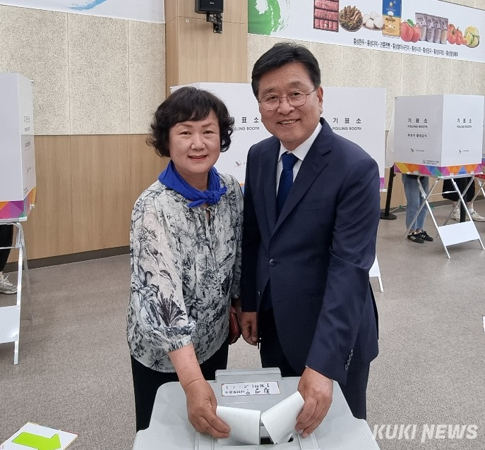 29일 사전투표장을 찾은 6·3 지방선거 더불어민주당 장신상 횡성군수 후보와 배우자. 후보 캠프