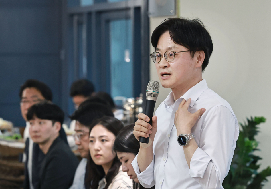 김정관 산업통상부 장관이 지난 27일 세종에서 출입기자단과 진행한 만찬 간담회에서 모두 발언을 하고 있다. 산업통상부 제공