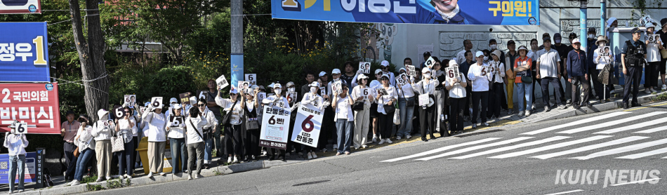 29일 부산 북구 포천사거리에서 열린 한동훈 부산 북구갑 국회의원 보궐선거 후보 집중유세에 많은 시민과 지지자들이 모여 있다.