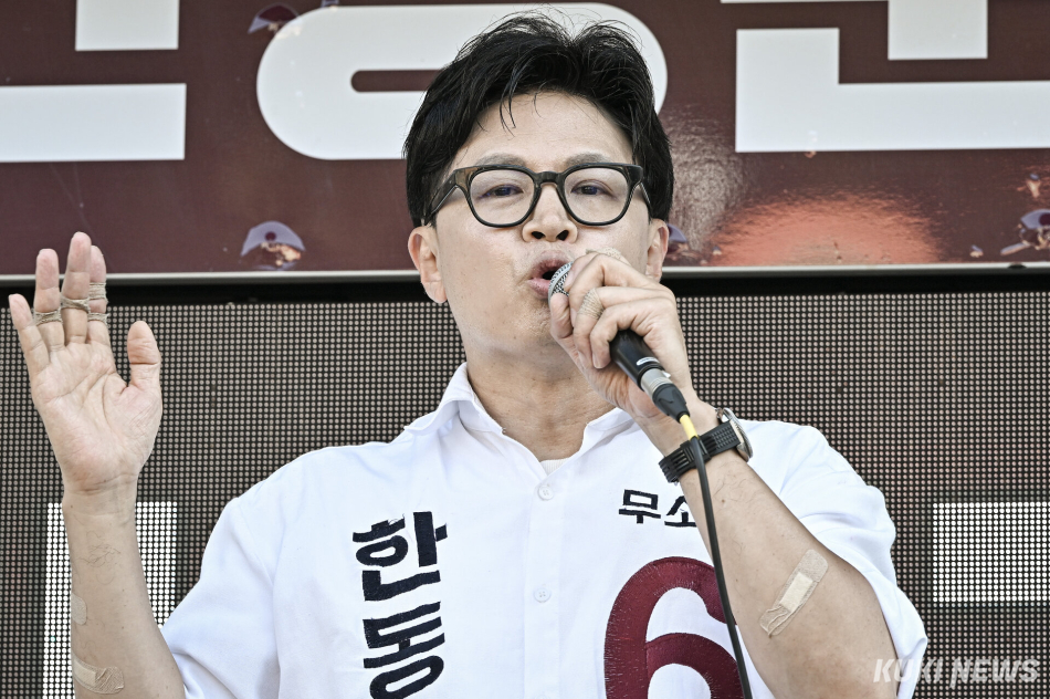 한동훈 부산 북구갑 국회의원 보궐선거 후보가 29일 부산 북구 포천사거리에서 열린 집중유세에서 지지를 호소하고 있다.
