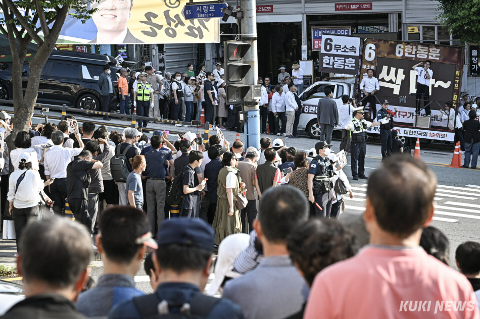 29일 부산 북구 포천사거리에서 열린 한동훈 부산 북구갑 국회의원 보궐선거 후보 집중유세에 많은 시민과 지지자들이 모여 있다.