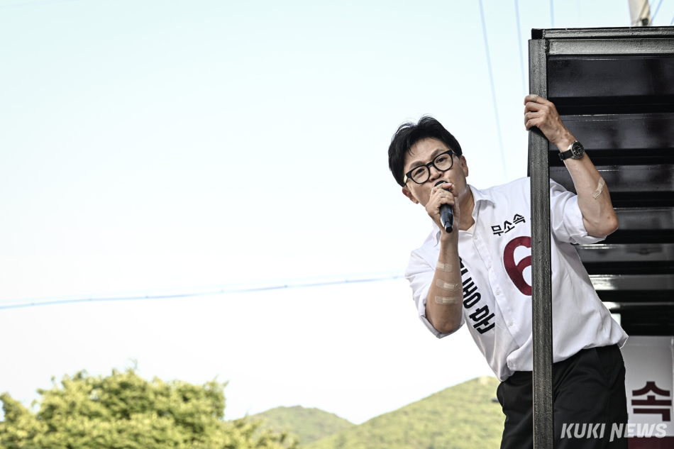 한동훈 부산 북구갑 국회의원 보궐선거 후보가 29일 부산 북구 포천사거리에서 열린 집중유세에서 지지를 호소하고 있다.