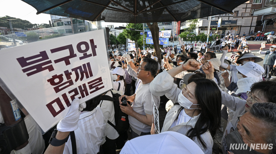한동훈 후보 지지자들이 29일 부산 북구 포천사거리 집중유세에서 한 후보의 이름을 연호하고 있다.