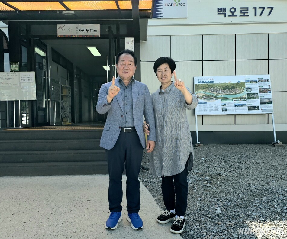 더불어민주당 한왕기 평창군수 후보가 29일 오전 부인 안미숙 여사와 함께 평창읍 백오로 177 평창읍사무소에 마련된 평창읍사전투표소에서 투표를 마친 후 손가락 하나를 펼쳐보이며 ‘기호 1번’ 지지를 호소하고 있다. 한왕기 후보 캠프 제공