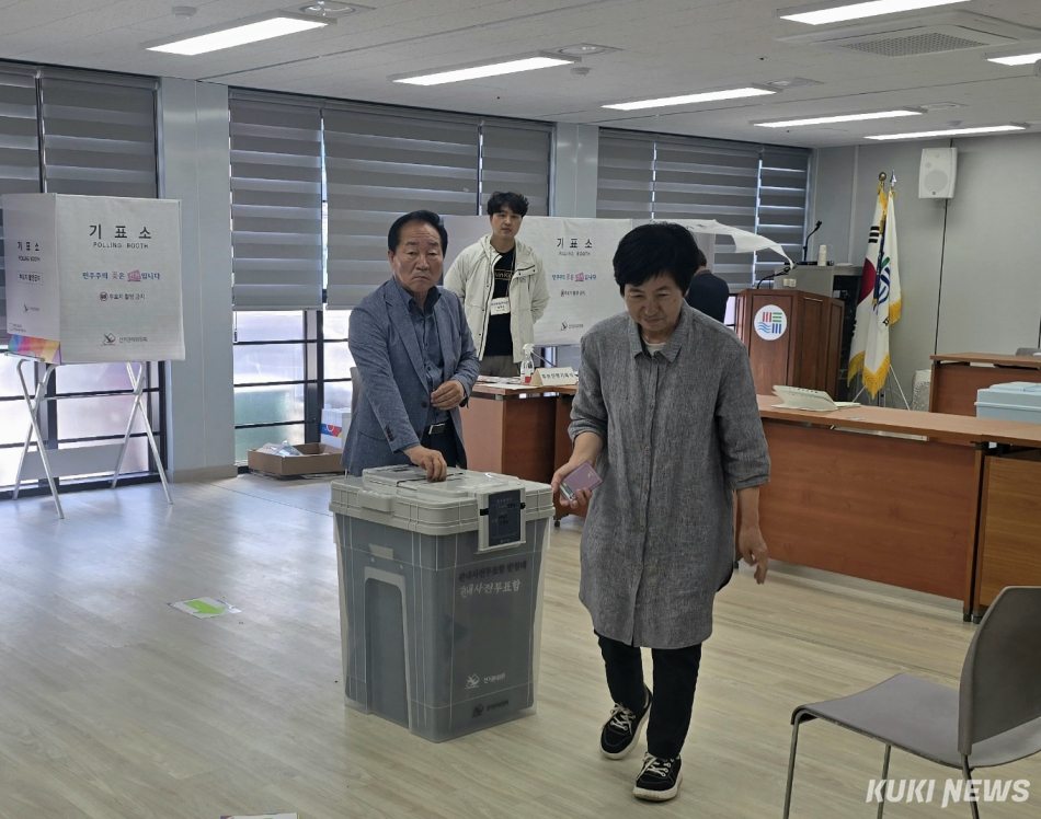 더불어민주당 한왕기 평창군수 후보가 29일 오전 부인 안미숙 여사와 함께 평창읍 백오로 177 평창읍사무소에 마련된 평창읍사전투표소에서 기표한 이후 투표용지를 투표함에 넣고 있다. 한왕기 후보 캠프 제공