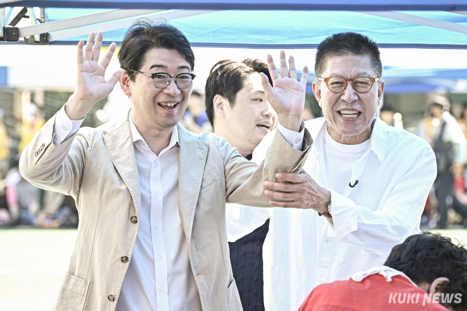 박형준 국민의힘 부산시장 후보(오른쪽)와 주진우 국민의힘 의원이 30일 부산 해운대구 운봉초등학교에서 열린 파랑새어르신 체육대회에 참석해 어르신들께 인사하고 있다.