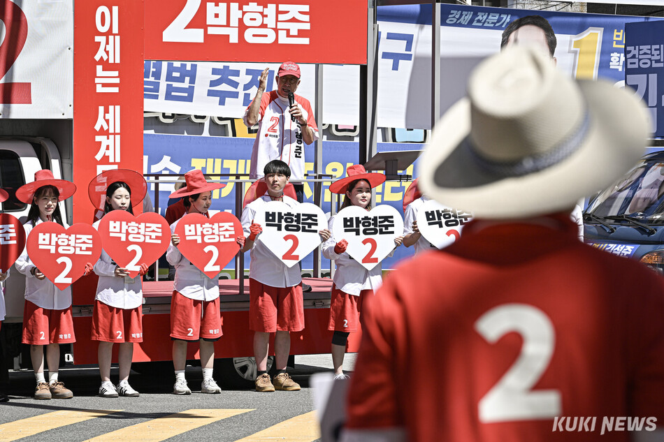 박형준 국민의힘 부산시장 후보가 30일 부산 해운대구 반송큰시장 입구에서 열린 차량유세에서 지지를 호소하고 있다.