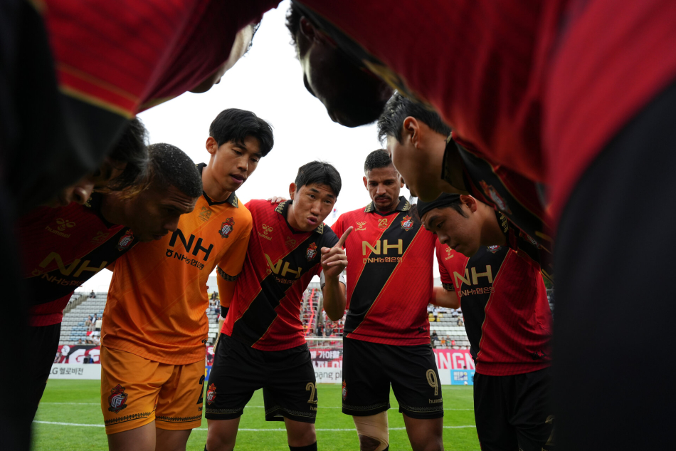 경남FC가 경기에 앞서 승리 결의를 다지고 있다. 경남FC 제공