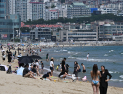 30도 안팎 더위…해운대해수욕장은 벌써 피서철 [쿠키포토]
