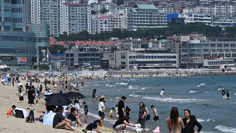 30도 안팎 더위…해운대해수욕장은 벌써 피서철 [쿠키포토]