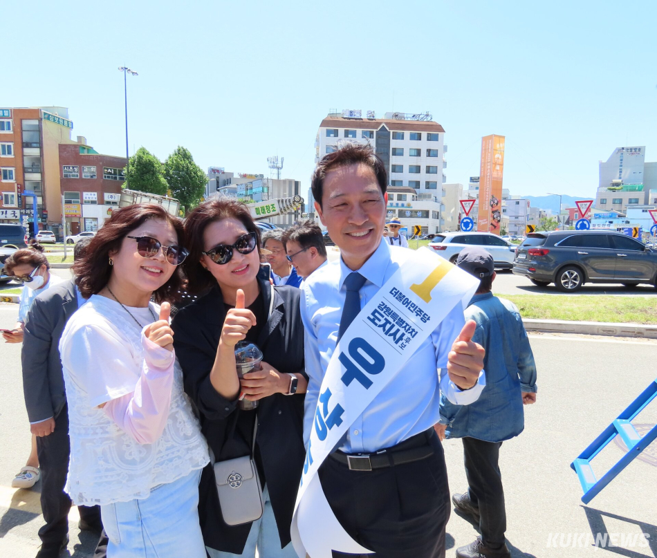 더불어민주당 우상호 강원도지사 후보와 김중남 강릉시장 후보가 30일 강릉역 앞 회전교차로에서 백승아·김우영 국회의원, 김한근·김현수 김중남 후보 공동선대위원장, 배우 우현 등의 지원 속에 차량으로 이동하는 강릉시민들을 대상으로 공동 집중유세를 펼치고 있다. 우상호 후보가 시민들과 기념촬영을 하고 있다. 전인수 기자