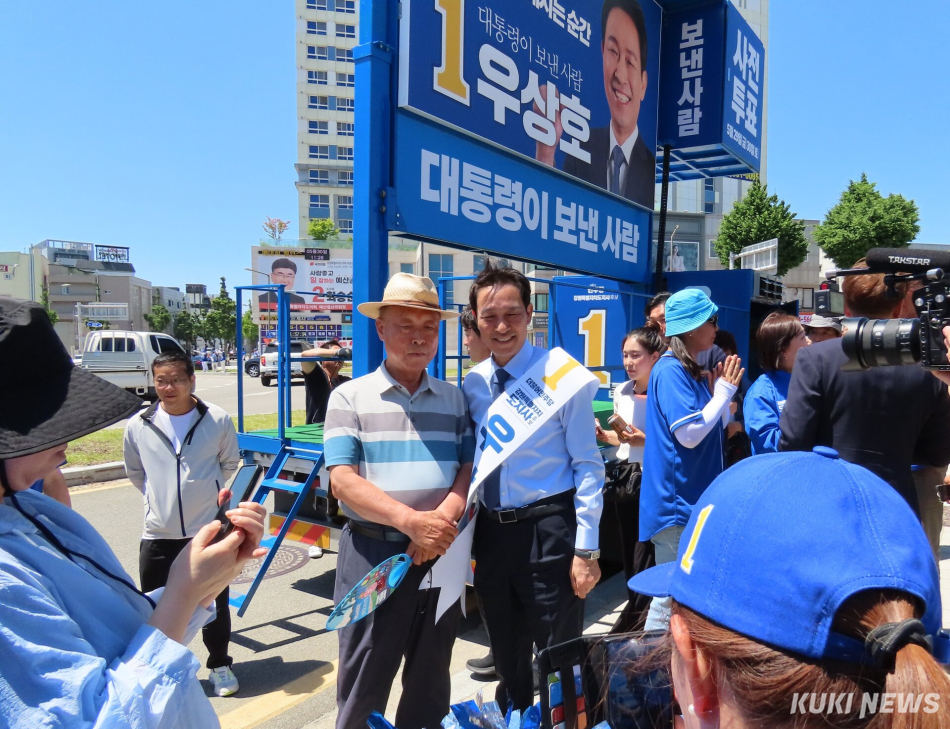 더불어민주당 우상호 강원도지사 후보와 김중남 강릉시장 후보가 30일 강릉역 앞 회전교차로에서 백승아·김우영 국회의원, 김한근·김현수 김중남 후보 공동선대위원장, 배우 우현 등의 지원 속에 차량으로 이동하는 강릉시민들을 대상으로 공동 집중유세를 펼치고 있다. 우상호 후보가 시민들과 기념촬영을 하고 있다. 전인수 기자