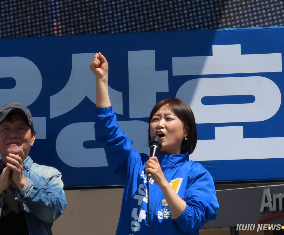 더불어민주당 우상호 강원도지사 후보와 김중남 강릉시장 후보가 30일 강릉역 앞 회전교차로에서 백승아·김우영 국회의원, 김한근·김현수 김중남 후보 공동선대위원장, 배우 우현 등의 지원 속에 차량으로 이동하는 강릉시민들을 대상으로 공동 집중유세를 펼치고 있다. 백승아 국회의원. 전인수 기자