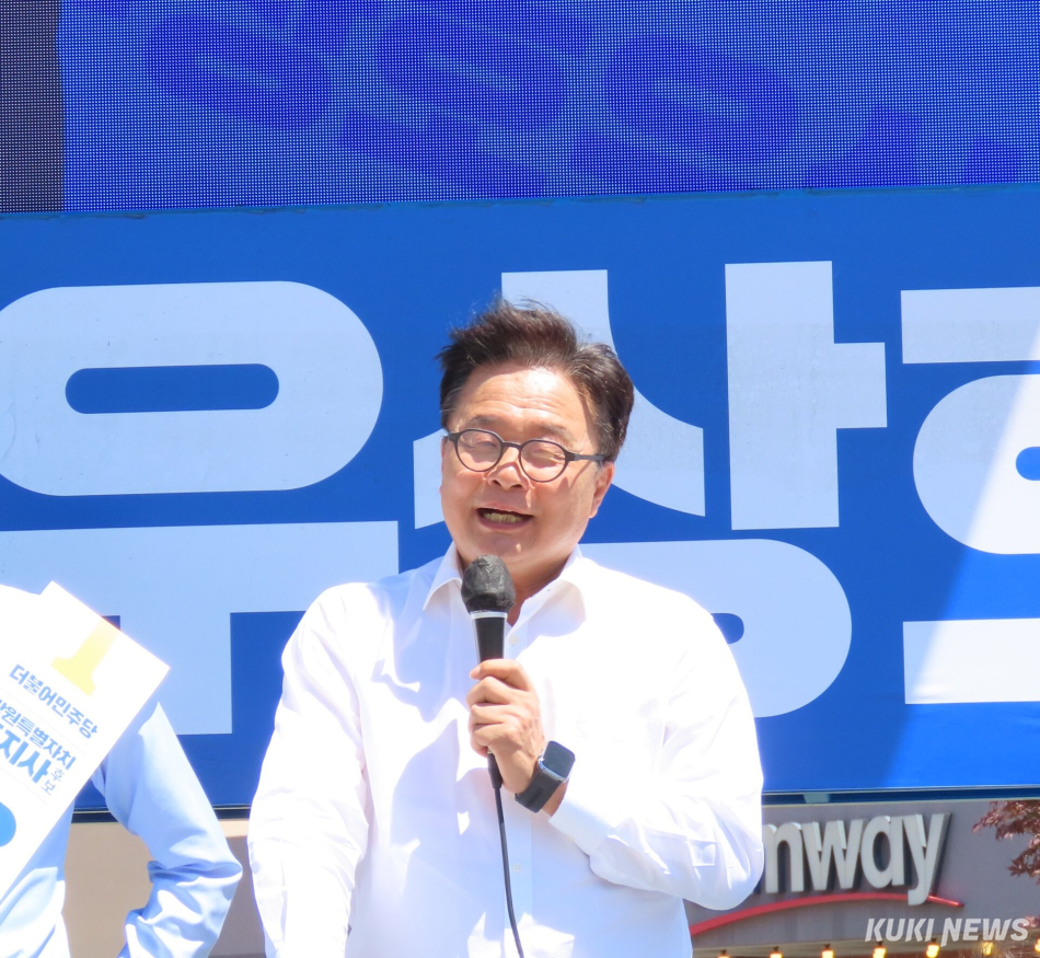 더불어민주당 우상호 강원도지사 후보와 김중남 강릉시장 후보가 30일 강릉역 앞 회전교차로에서 백승아·김우영 국회의원, 김한근·김현수 김중남 후보 공동선대위원장, 배우 우현 등의 지원 속에 차량으로 이동하는 강릉시민들을 대상으로 공동 집중유세를 펼치고 있다. 김우영 국회의원. 전인수 기자