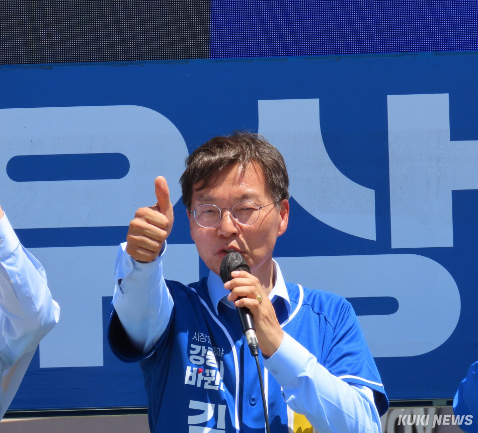 더불어민주당 우상호 강원도지사 후보와 김중남 강릉시장 후보가 30일 강릉역 앞 회전교차로에서 백승아·김우영 국회의원, 김한근·김현수 김중남 후보 공동선대위원장, 배우 우현 등의 지원 속에 차량으로 이동하는 강릉시민들을 대상으로 공동 집중유세를 펼치고 있다. 김중남 강릉시장 후보. 전인수 기자