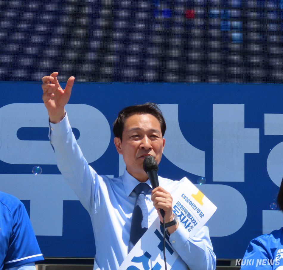 더불어민주당 우상호 강원도지사 후보와 김중남 강릉시장 후보가 30일 강릉역 앞 회전교차로에서 백승아·김우영 국회의원, 김한근·김현수 김중남 후보 공동선대위원장, 배우 우현 등의 지원 속에 차량으로 이동하는 강릉시민들을 대상으로 공동 집중유세를 펼치고 있다. 우상호 강원도지사 후보. 전인수 기자